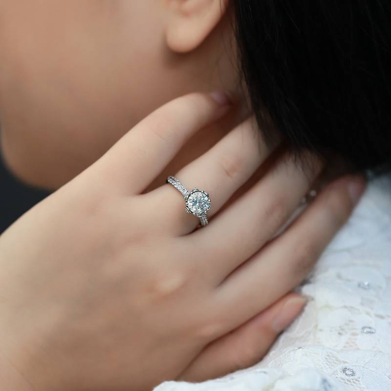 直臂豪镶花神S925银镀白金莫桑钻女戒1.5克拉D级